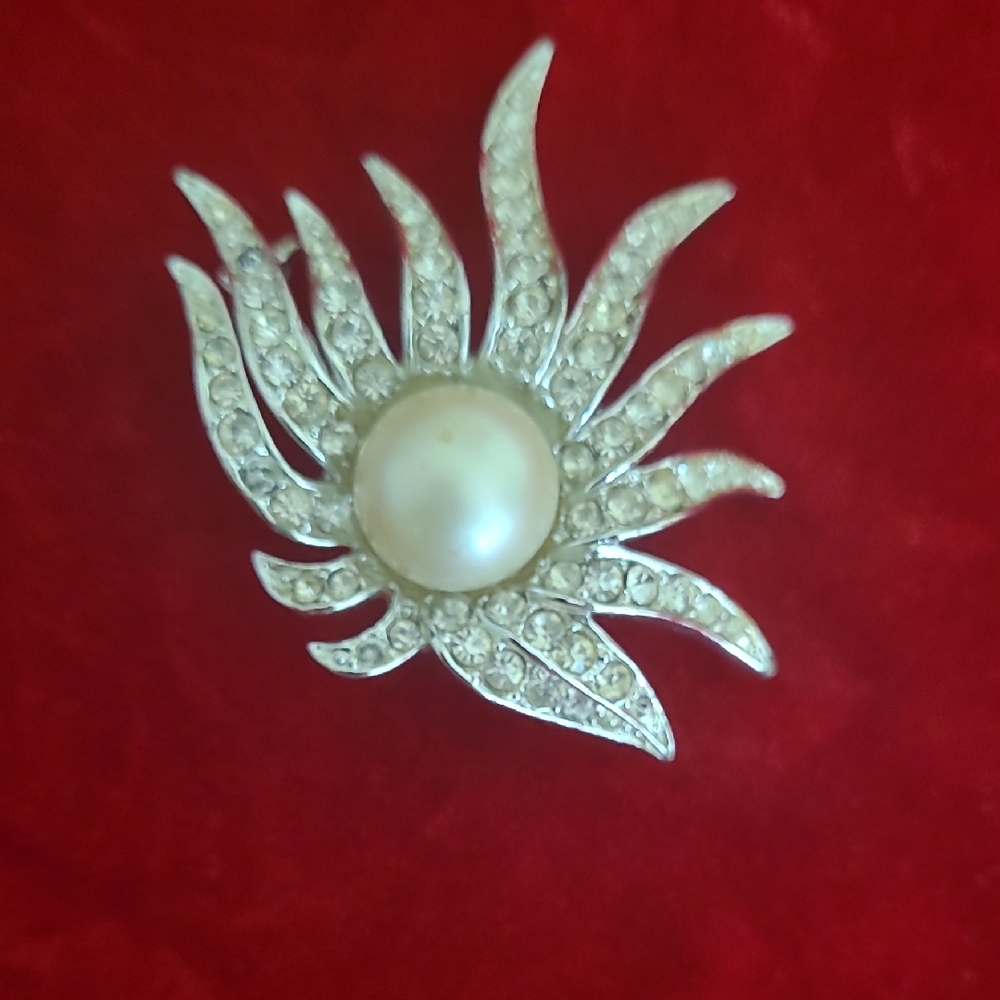 Stunning Vintage TARA Silvertone Rhinestone and Pearl  Brooch